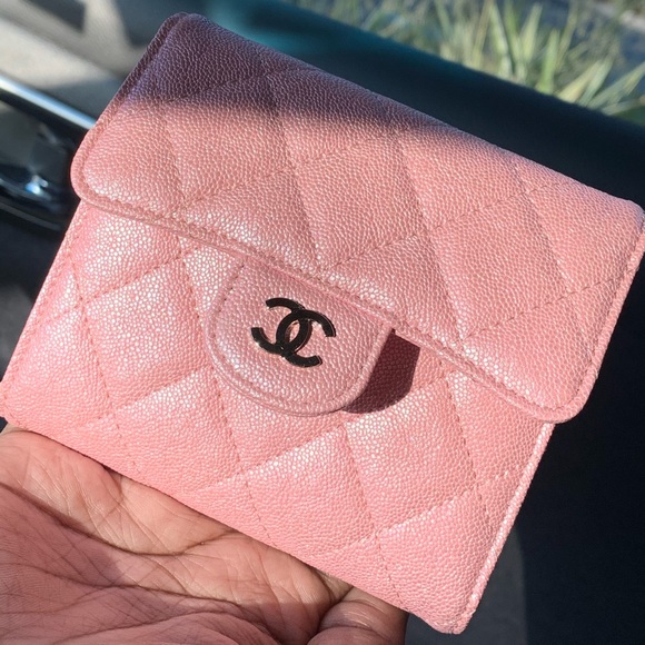 ✖️SOLD✖️Chanel 19S iridescent tri fold wallet 🌸 - Picture 1 of 8